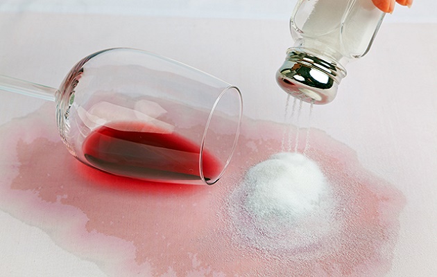 چگونه شراب قرمز را با نمک از فرش خارج کنیم؟